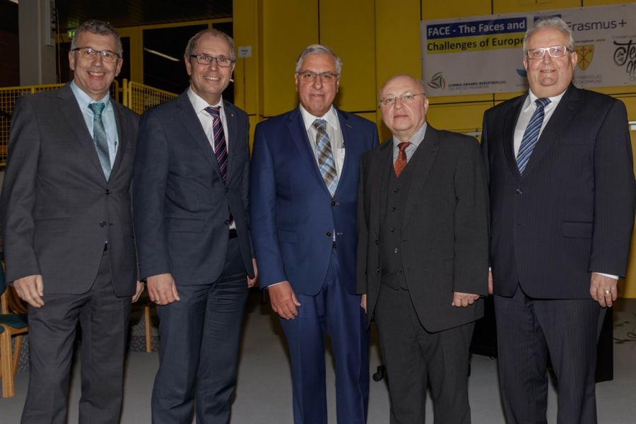 (von links nach rechts) Studiendirektor und stellvertretender Schulleiter Alfons Bölte, Landrat Manfred Müller, Oberstudiendirektor und Schulleiter Rainer Naewe, Schulfachlicher Dezernent der Bezirksregierung Detmold, Leitender Regierungsschuldirektor Helmut Zumbrock, Vorsitzender des Schul- und Sportausschusses des Kreises Paderborn, Vinzenz Heggen bei der Verabschiedung im Forum des Ludwig-Erhard-Berufskollegs.   © Foto: Torsten Radde, Ludwig-Erhard-Berufskolleg 